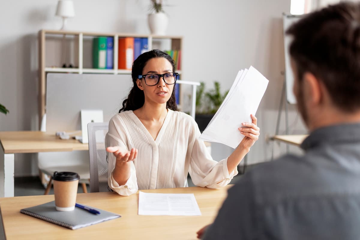 Imagem para o post "Os 5 Erros que Eliminam seu Currículo Antes da Entrevista"